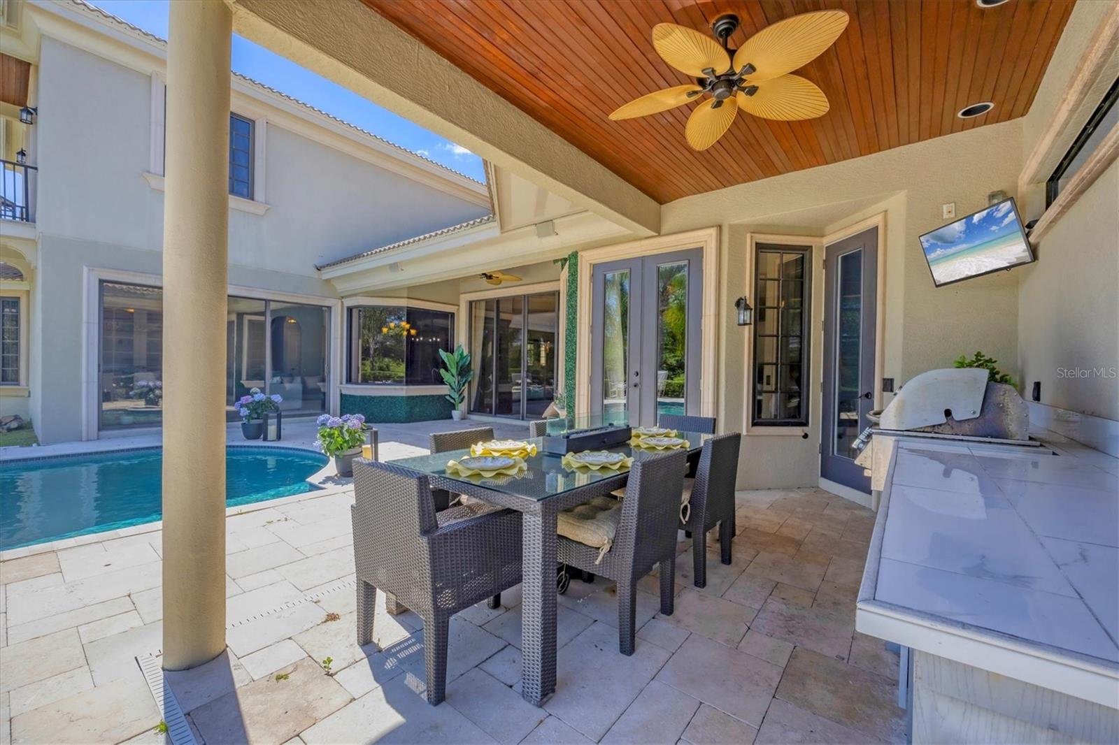 FOUNDERS CLUB - Residential