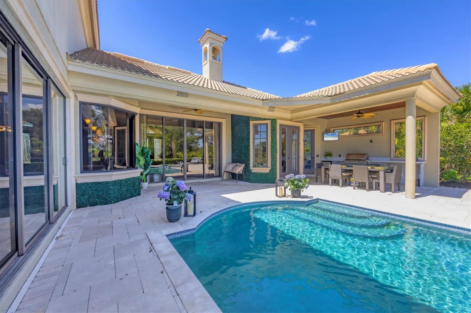 FOUNDERS CLUB - Residential