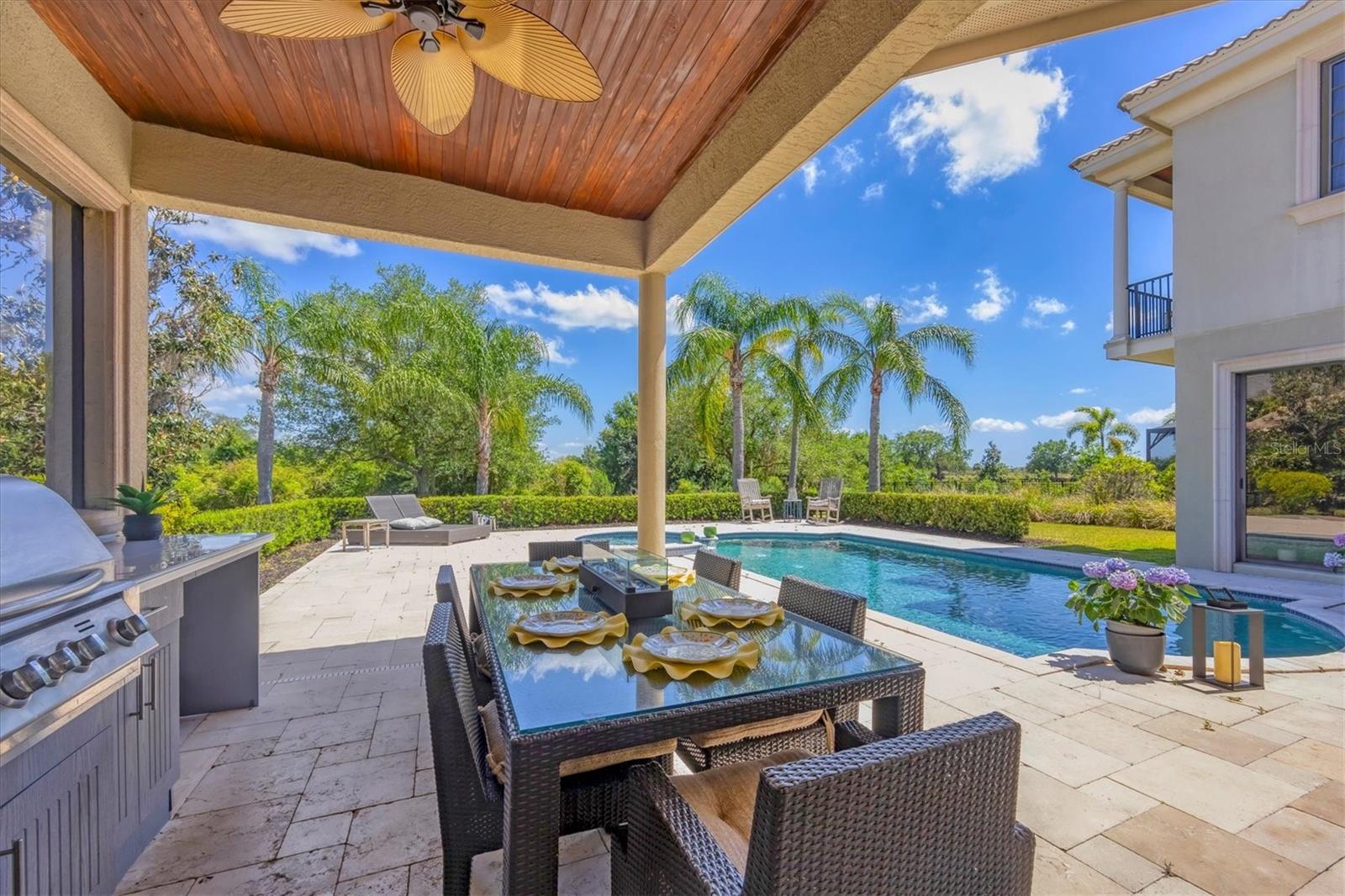 FOUNDERS CLUB - Residential