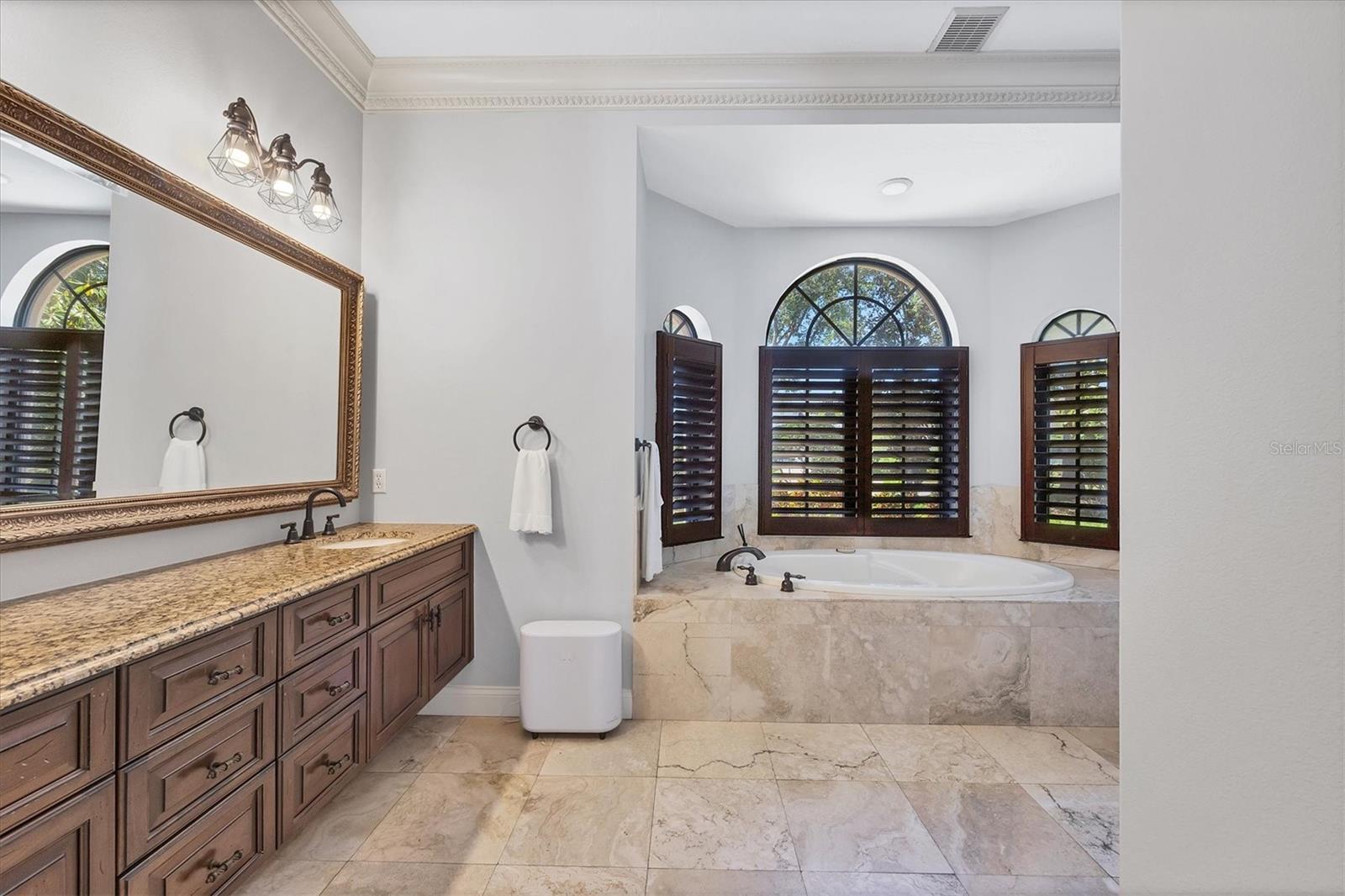 FOUNDERS CLUB - Residential