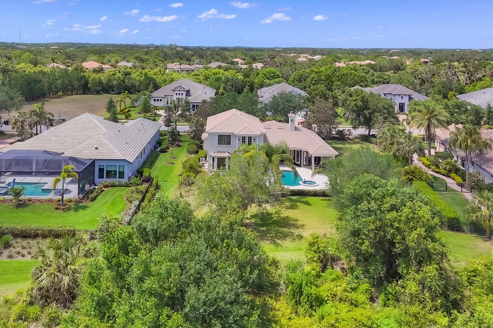 FOUNDERS CLUB - Residential