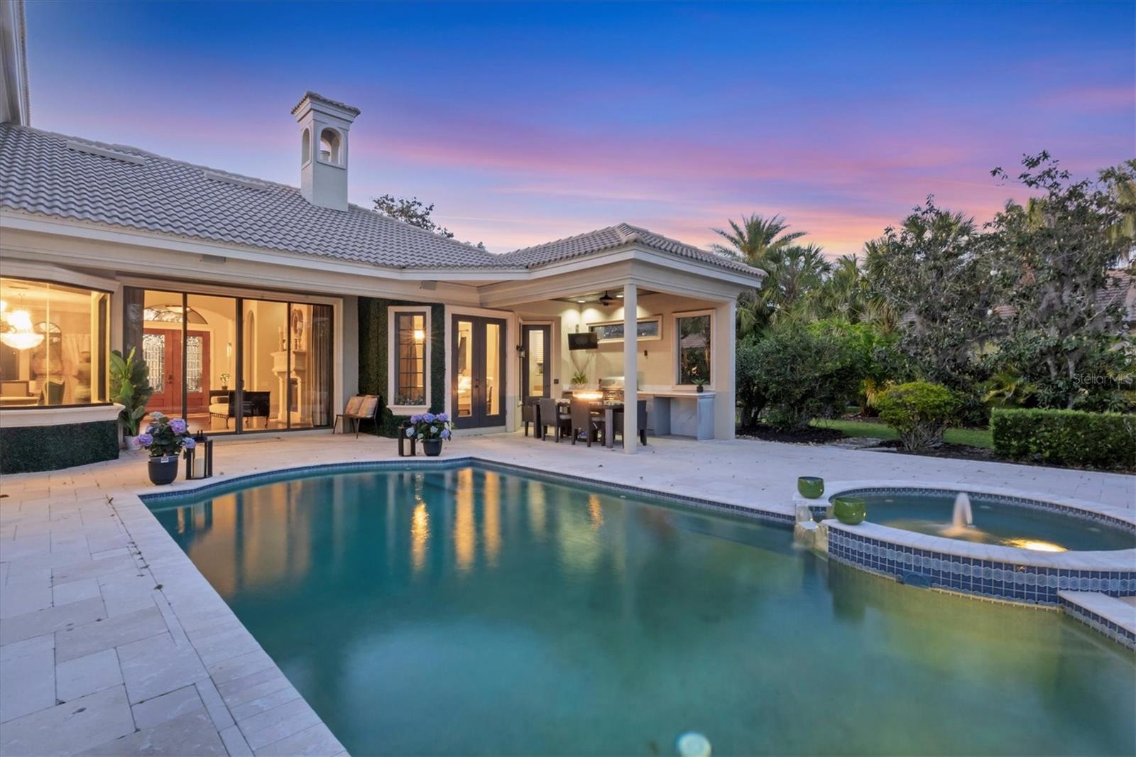 FOUNDERS CLUB - Residential