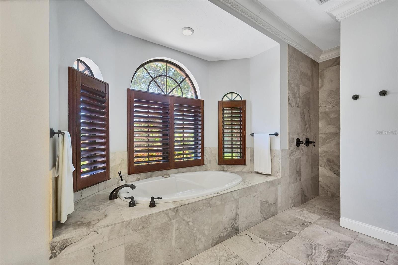 FOUNDERS CLUB - Residential