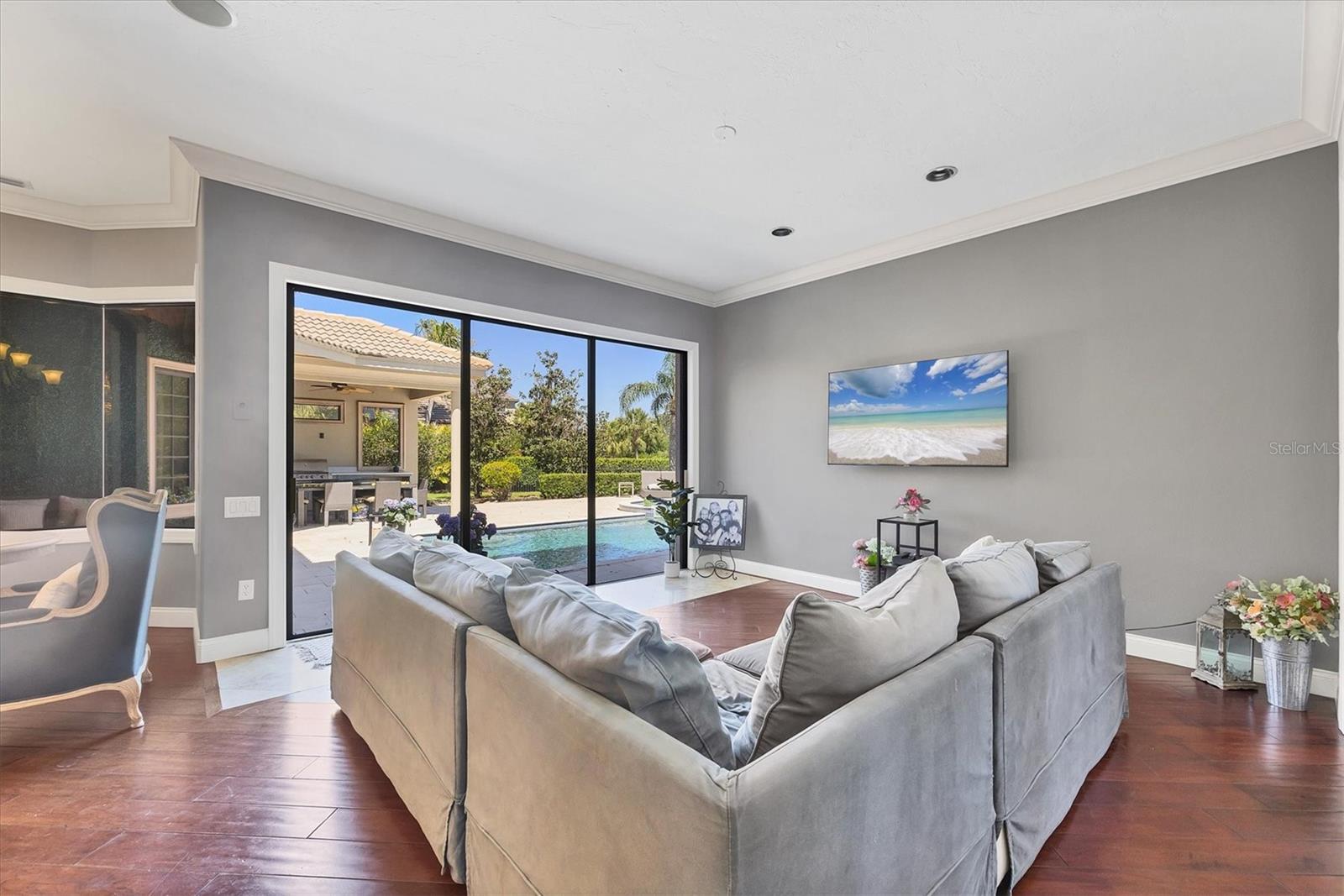 FOUNDERS CLUB - Residential