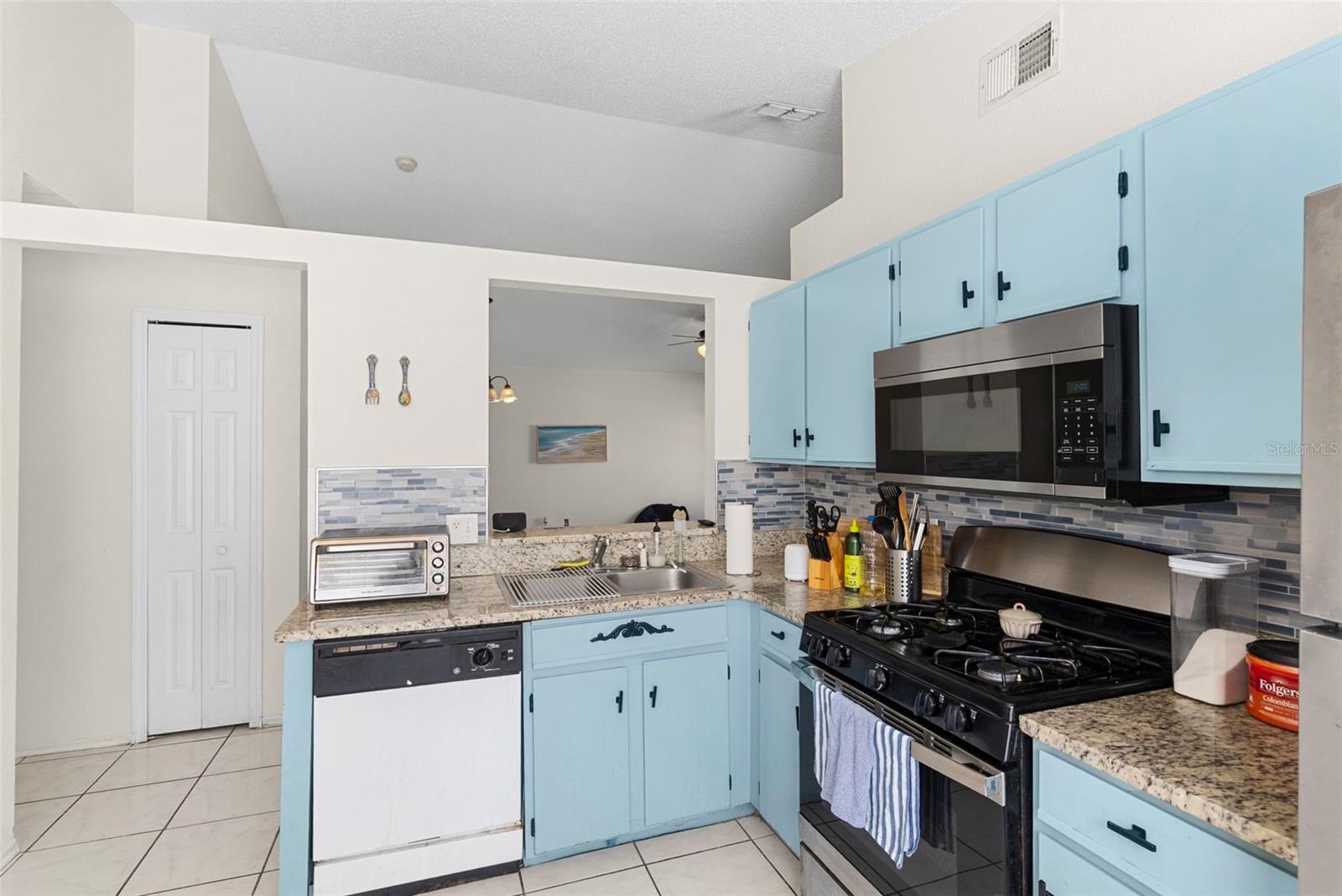 ROYAL RIDGE PH 02 - Residential