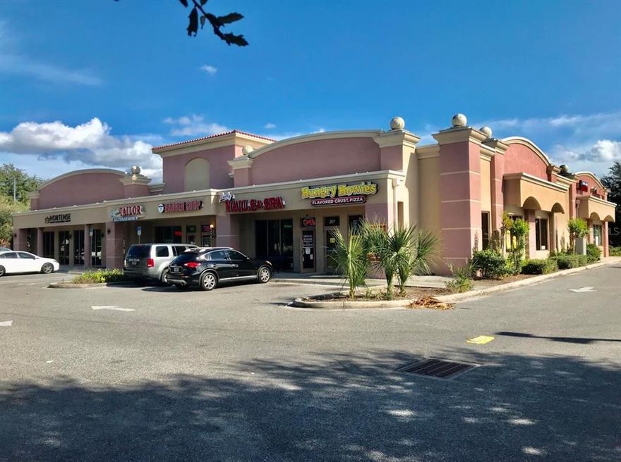Multi-unit retail building with ample parking located in Ocoee.