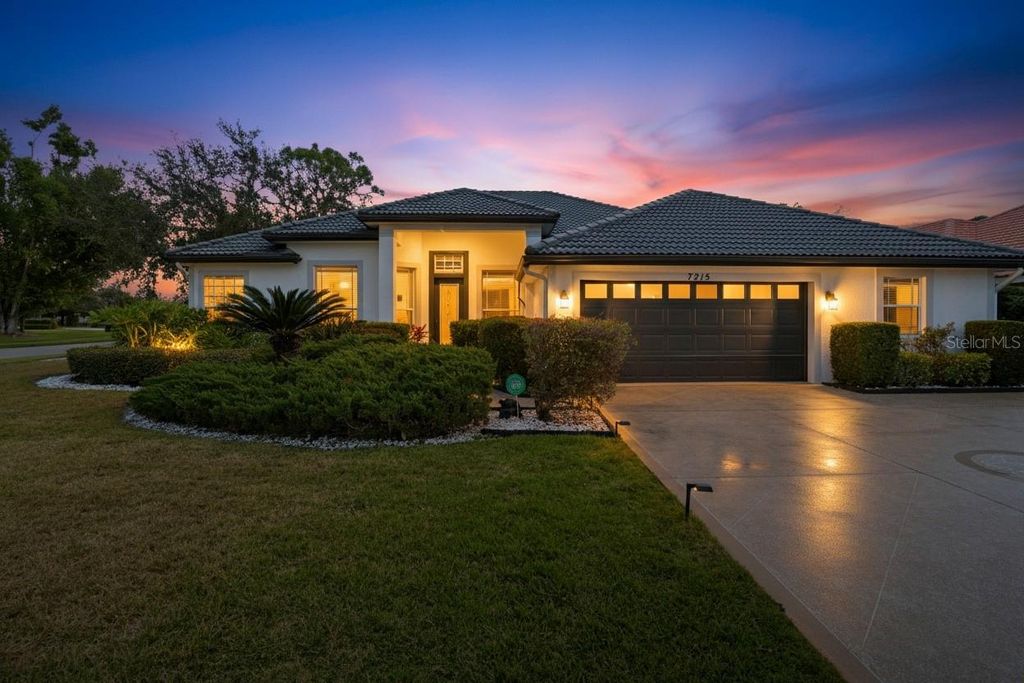 Photo of 7215 Coachlight Street, Sarasota, FL 34243 (MLS # A4683403)