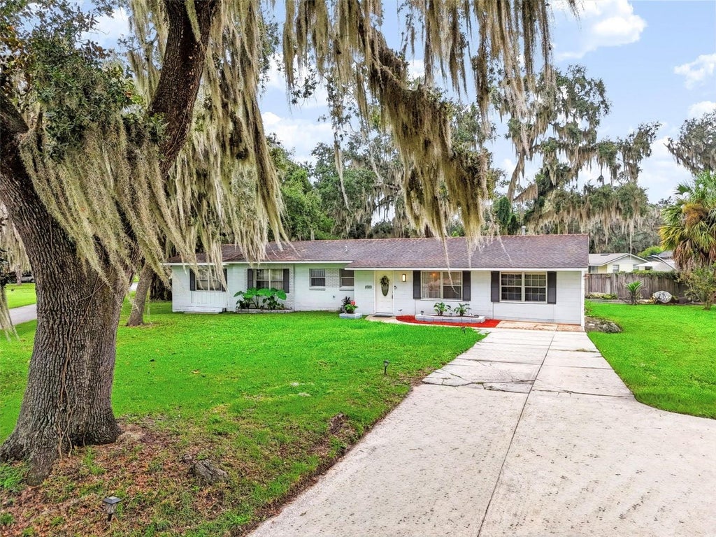 Photo of 1020 Cottonwood Street, Leesburg, FL 34748 (MLS # TB8560866)