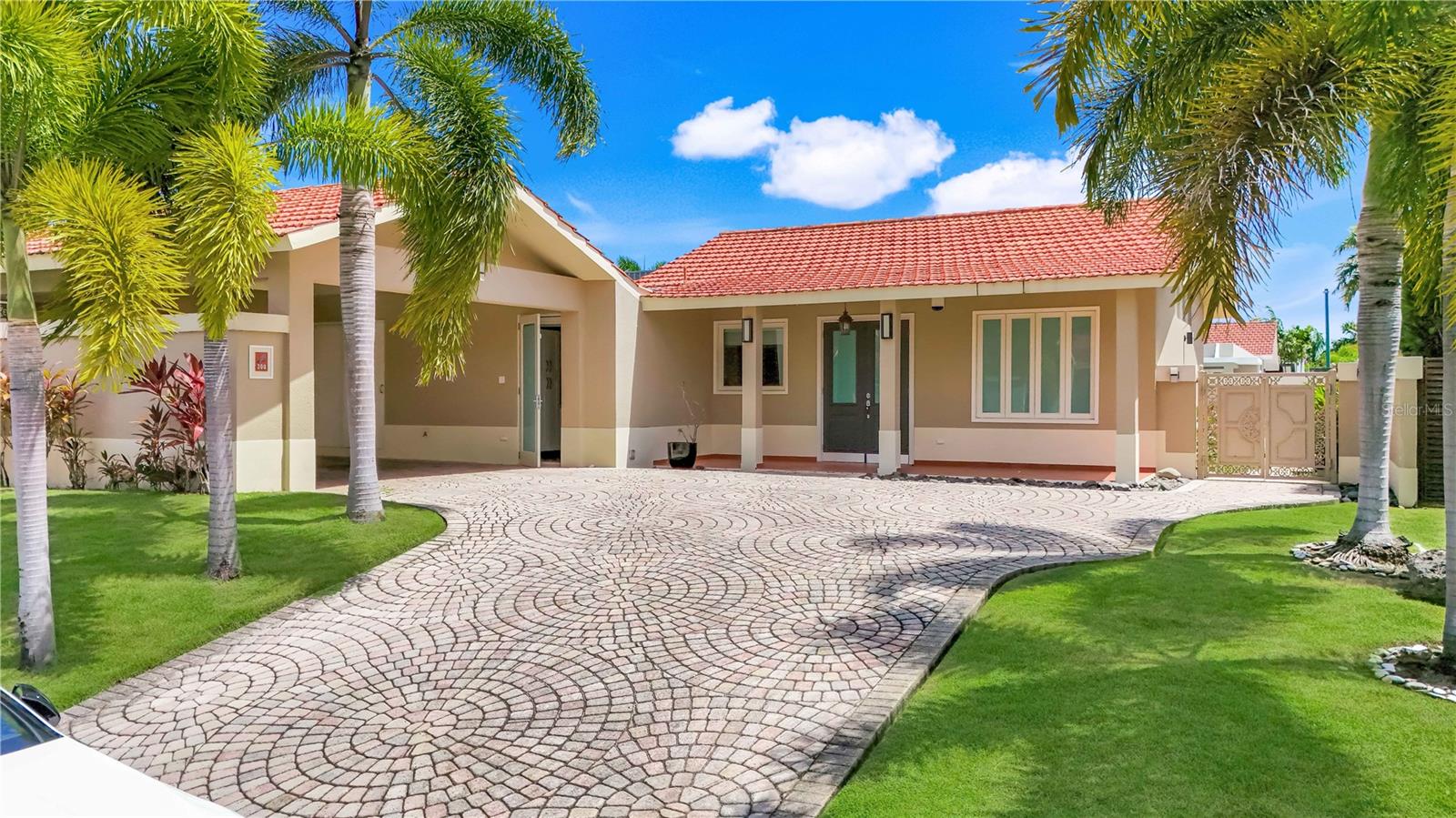 Sabanera Dorado – Villa Carbia with Pool and jacuzzi
Located in the highly desirable community of Sabanera Dorado, this fully furnished Villa Carbia offers 3 spacious en-suite bedrooms and an open-concept layout connecting the kitchen, family, dining, and living areas. The home features elegant marble floors throughout, a two-car garage, and high-end finishes.
Enjoy resort-style outdoor living with a private swimming pool, covered terrace, and outdoor bathroom—perfect for entertaining.