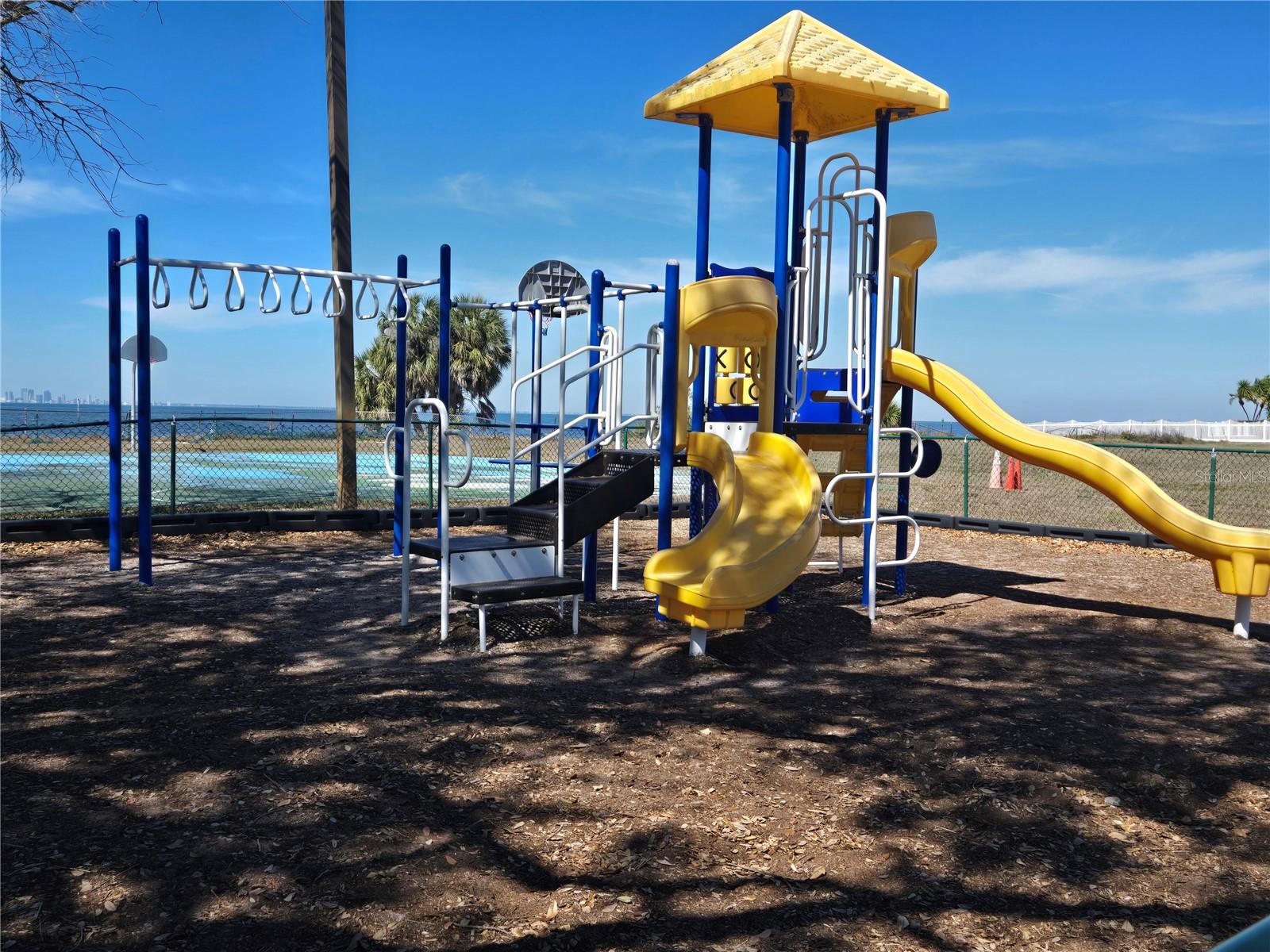 ISLAND RESORT AT MARINERS CLUB - Residential