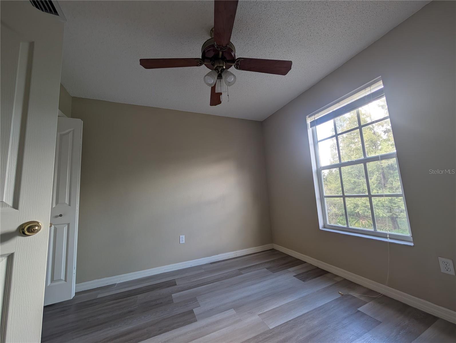 END UNIT TOWNHOUSE OVERLOOKING CONSERVATION. GATED COMMUNITY, 3 BEDROOMS, 2 & 1/2 BATHS, EAT IN KITCHEN WITH SPACIOUS PANTRY. LIVING ROOM DINING ROOM COMBO, LAUNDRY CLOSET UPSTAIRS WITH WASHER & DRYER INCLUDED. LINEN CLOSET, CEILING FAN/S, TILE FLOORS AND LAMINATE FLOORING THROUGHOUT. SCREENED PATIO WITH STORAGE CLOSET, OPEN AIR PATIO AS WELL. SINGLE CAR GARAGE WITH OPENER. GROUNDS MAINTENACE INCLUDED. ONE SMALL DOG WITH APPROVAL, 20 LBS./ 20 IN. NO CATS. SEPERATE HOA APPLICATION, FEE, AND APPROVAL REQUIRED. PLEASE ALLOW 7 TO 14 DAYS FOR HOA BOARD APPROVAL ONCE ALL PAPERWORK/DOCUMENTS IS SUBMITTED.