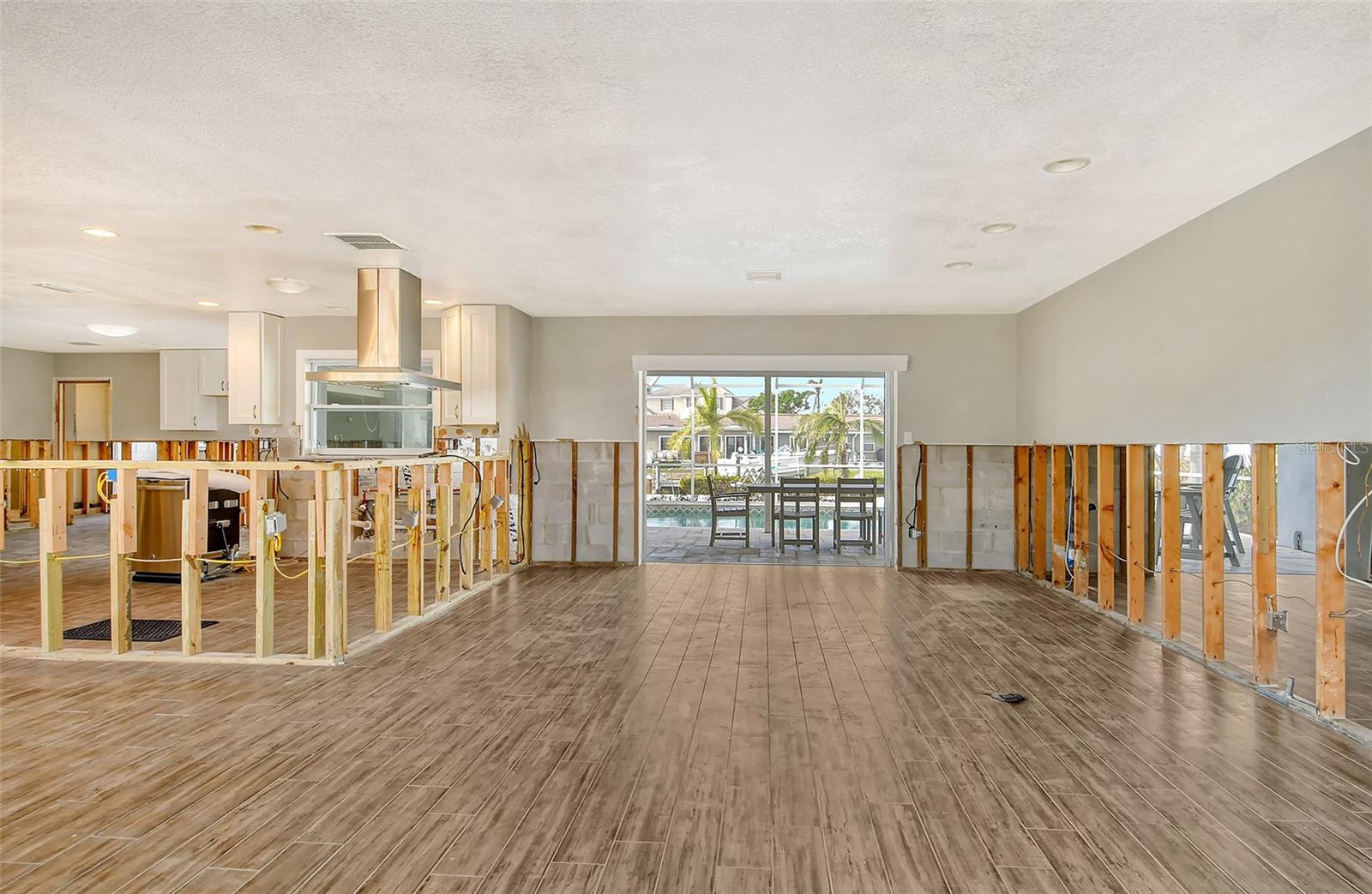 COUNTRY CLUB SHORES - Residential