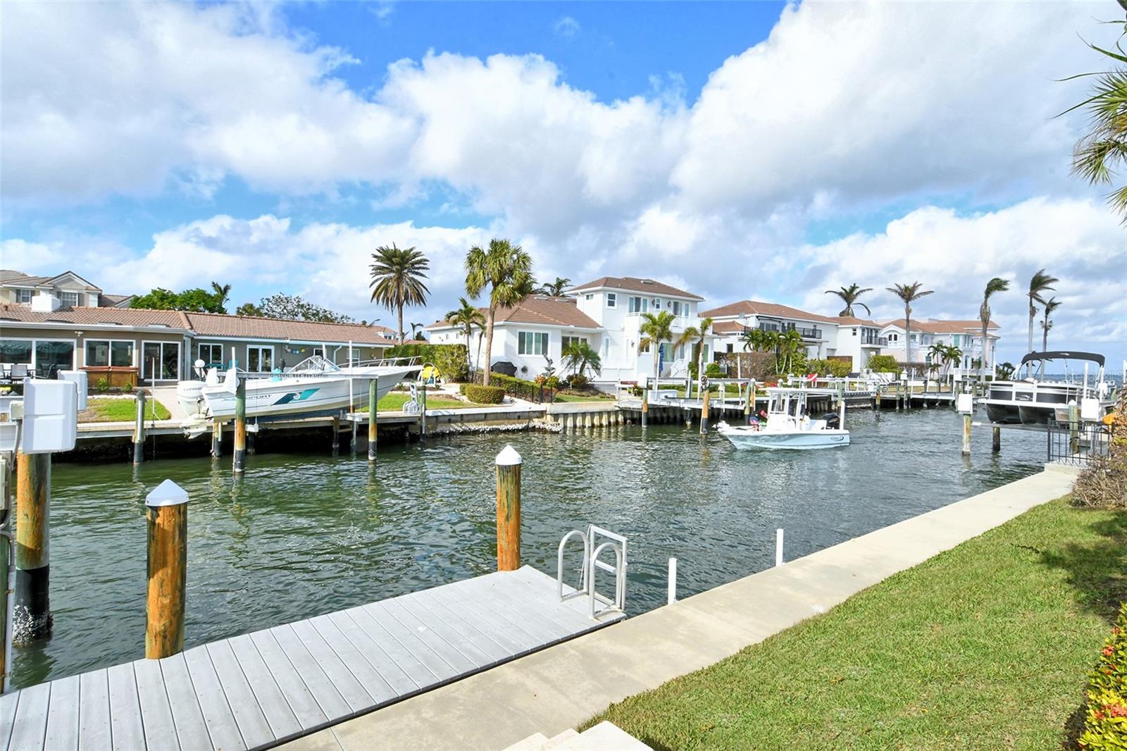COUNTRY CLUB SHORES - Residential