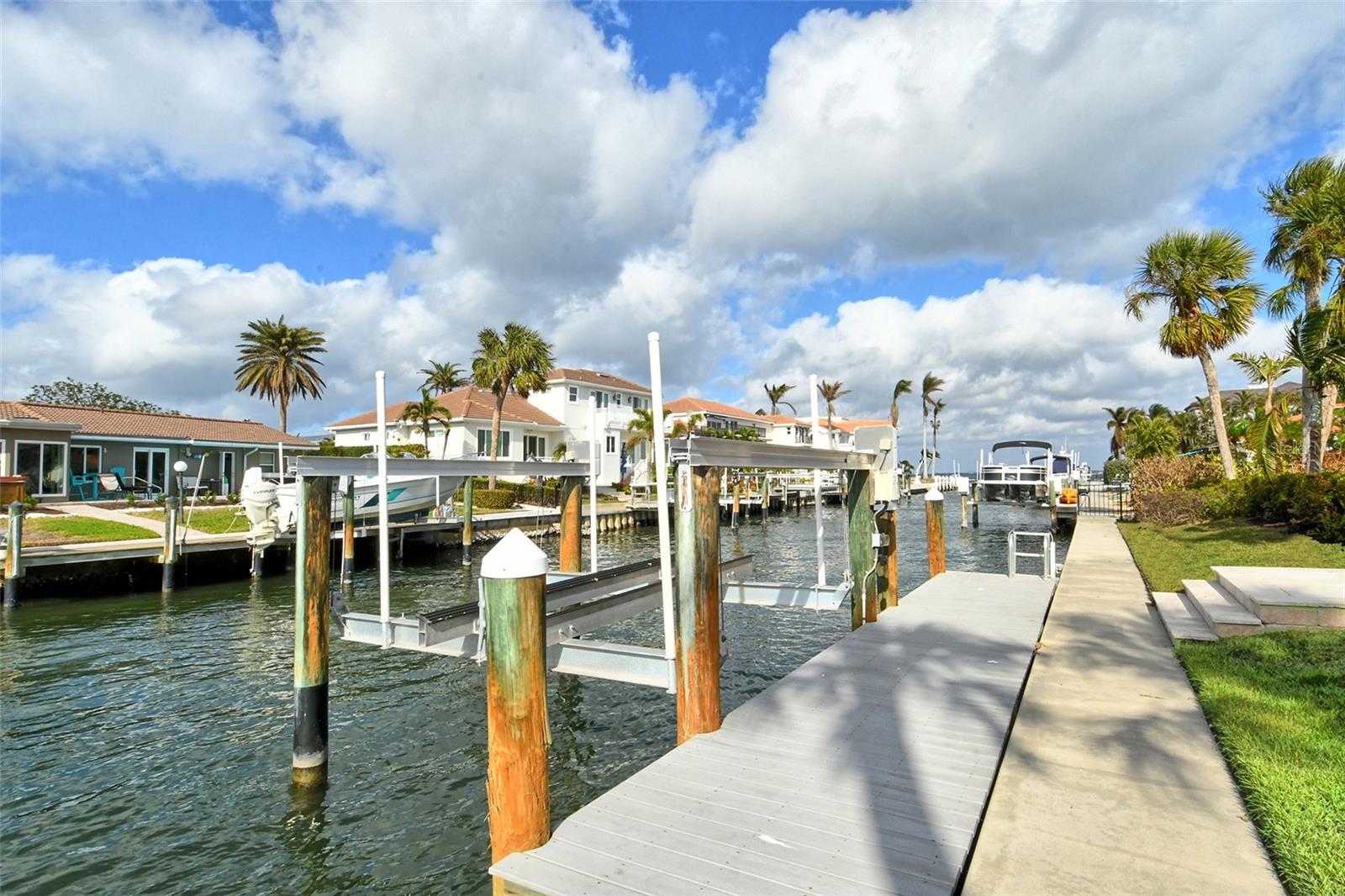 COUNTRY CLUB SHORES - Residential