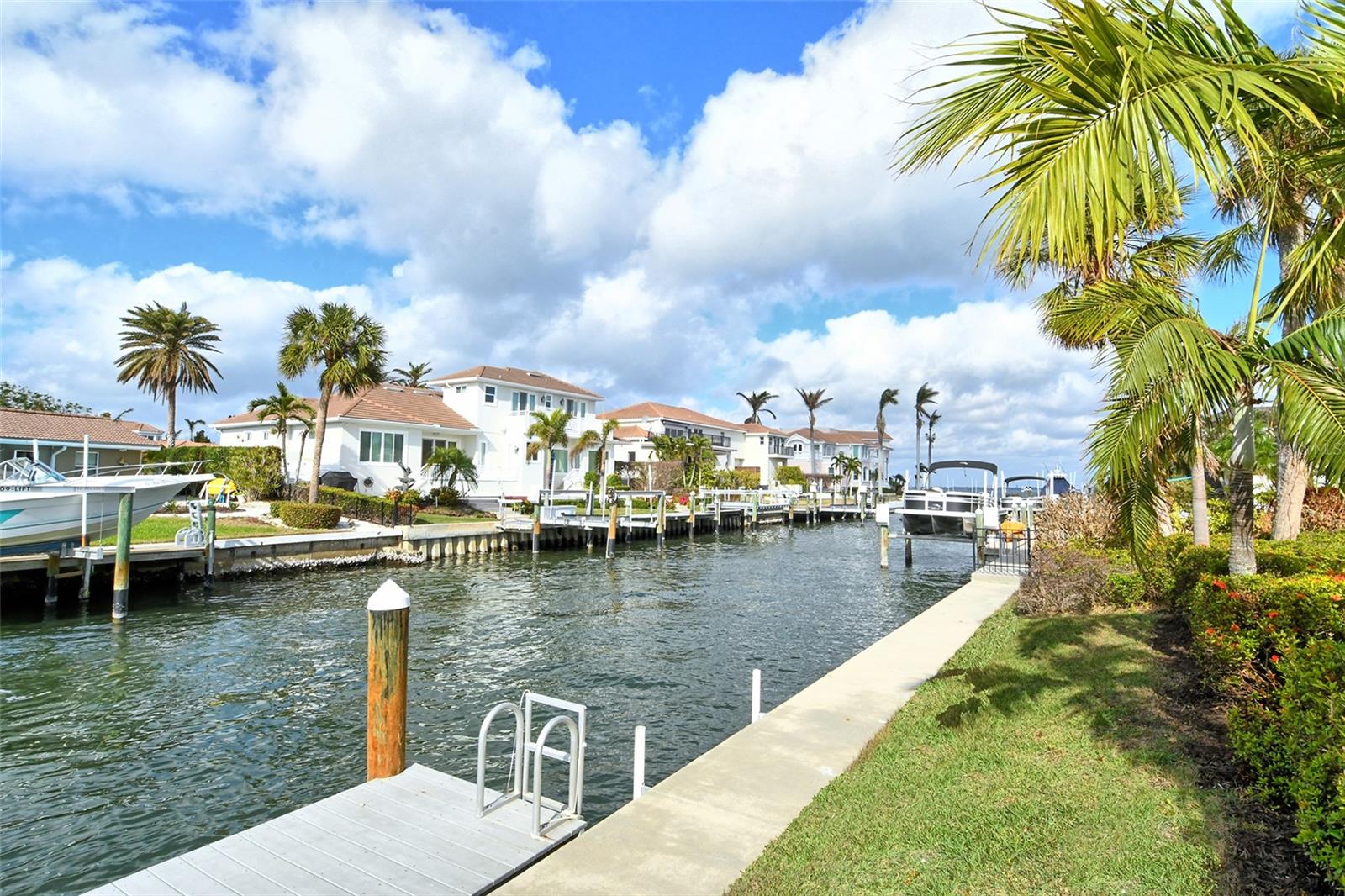 COUNTRY CLUB SHORES - Residential