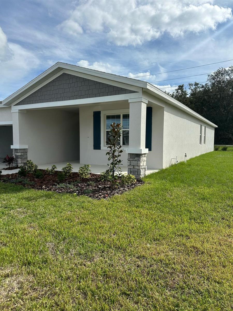 Beautiful studio apartment for a couple or single person, in a new community, with separate entrance, with defined spaces, laundry area, small but very comfortable kitchen, and bedroom with private bathroom. The parking space is shared with the owner. The house comes with its own separate apartment, built directly by the builder, so its spaces are designed with comfort in mind.