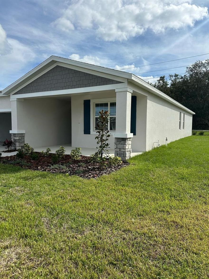 Beautiful studio apartment for a couple or single person, in a new community, with separate entrance, with defined spaces, laundry area, small but very comfortable kitchen, and bedroom with private bathroom. The parking space is shared with the owner. The house comes with its own separate apartment, built directly by the builder, so its spaces are designed with comfort in mind.