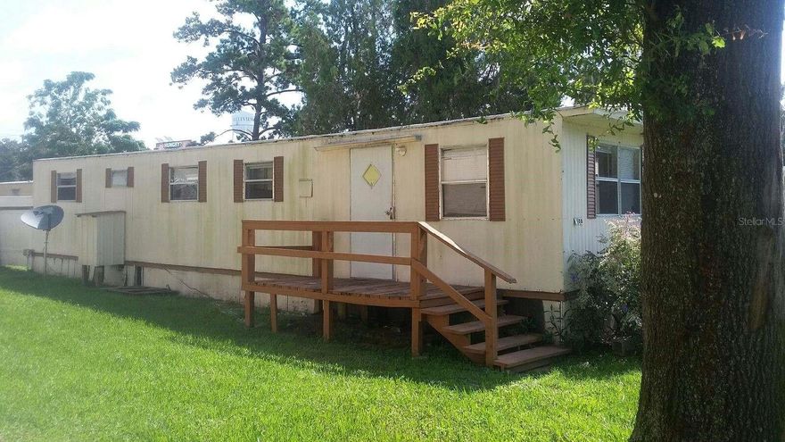 CASH COW !!!  Come see this 7 unit MHP in Belleview today. Walking distance to al the restaurants and shopping.