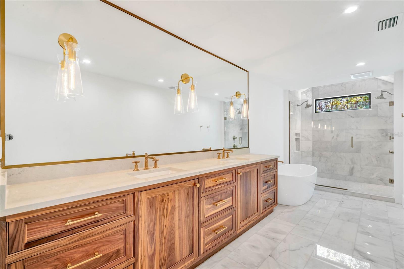 ALBERTA PLACE - Residential