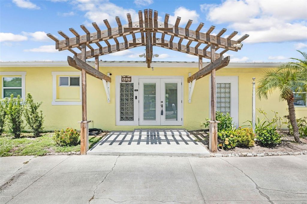 Photo of 5207 Palmetto Point Drive, Palmetto, FL 34221 (MLS # TB8414602)