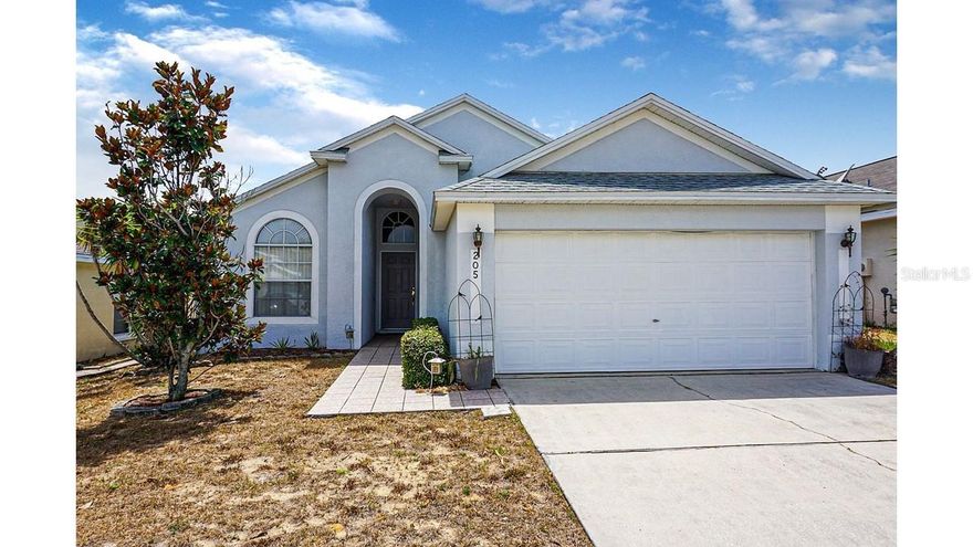 Beautiful and well-maitained home with 3 bedroom 2 bathroom, 2 car Garage in Gated communite. Screened patio and fenced yard.The house is located at the Royal Palms Community in Davenport. Approximately 17 miles from Disney. Within miles Posner park shopping center and other convenient stores.
