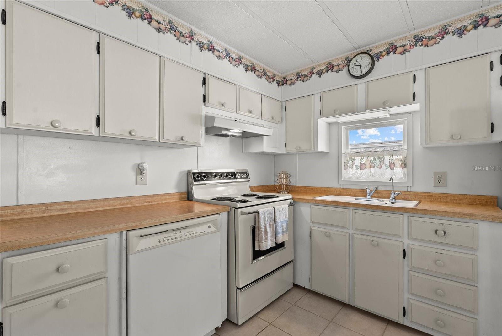 PALM LAKE ESTATES - Residential