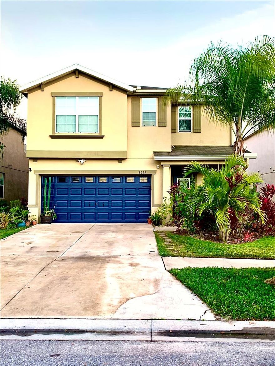 6 Bedrooms,3 Baths, Loft, 2 car garage.  Easy to Show