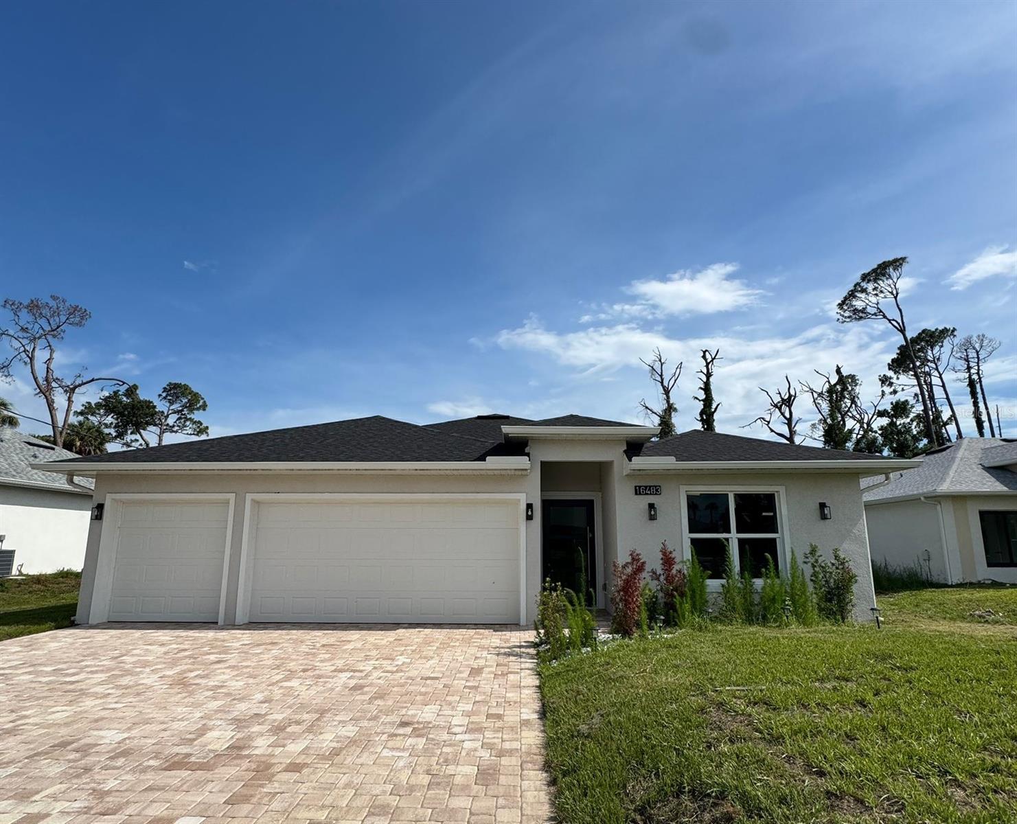 This house is an outstanding example of modern architecture in the heart of Florida. With four spacious bedrooms and three elegant bathrooms, this home offers a comfortable and functional space for the entire family. The kitchen and laundry room are designed with a focus on efficiency and convenience, using high-quality materials to ensure durability and style. The garage offers space for two vehicles, while the backyard is an oasis of tranquility, perfect for family gatherings or simply relaxing outdoors. The architecture of this home is distinguished by its clever use of simple yet elegant materials and geometric forms. High-quality building materials combine with basic geometric shapes to create a modern aesthetic. Large windows and sliding glass doors allow natural light to flood the interior spaces, creating a sense of spaciousness and seamlessly connecting the interior with the beautiful backyard. The bedrooms are designed to provide comfort and tranquility. Each bedroom offers enough space to rest and relax, with a design that cleverly incorporates storage to keep all your belongings organized. In short, this house is a perfect combination of modern style, functionality, and comfort, ideal for those looking for a home that reflects their active, contemporary lifestyle.