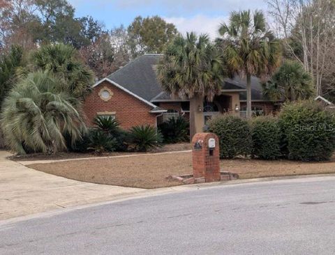 A home in CRESTVIEW