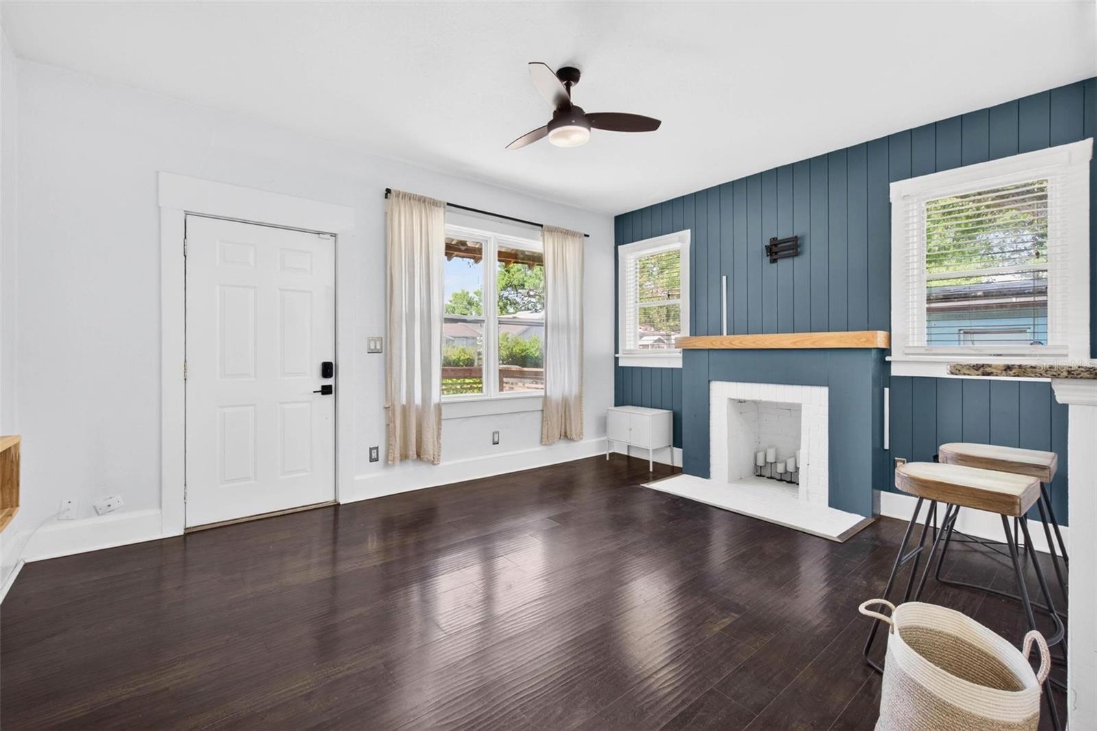 SOUTH SHADOW LAWN - Residential