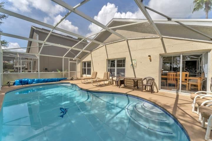 425 CASTLEMAIN CIRCLE