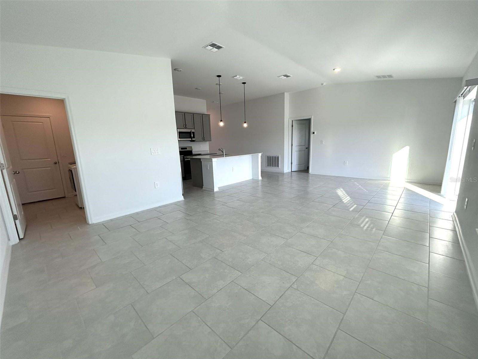 KNIGHTSBRIDGE PH 1 - Residential Lease