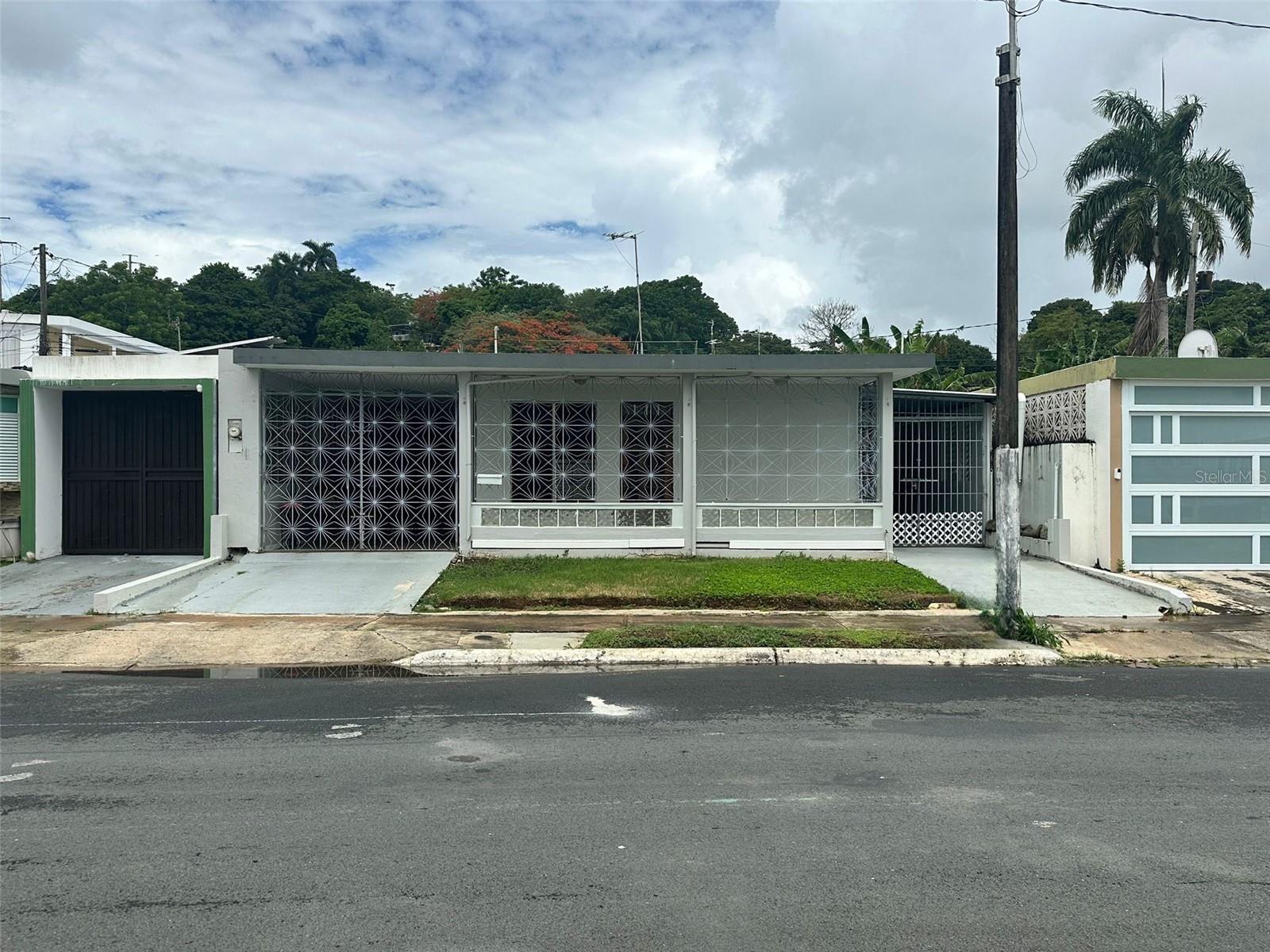 Three bedrooms and Two bathrooms house in good conditions; close to everything, located 0.2 miles from Hospital Universitario Dr. Ramón Ruiz Arnau, 0.2 miles from Universidad Central del Caribe, 1.3 miles to Santa Rosa Mall, 2 miles from Plaza del Sol mall, 3.9 miles from Levittown beach, 5.5 from Balneario Punta Salinas beach, and 6.4 miles from El Escambrón beach. Cash Only!!