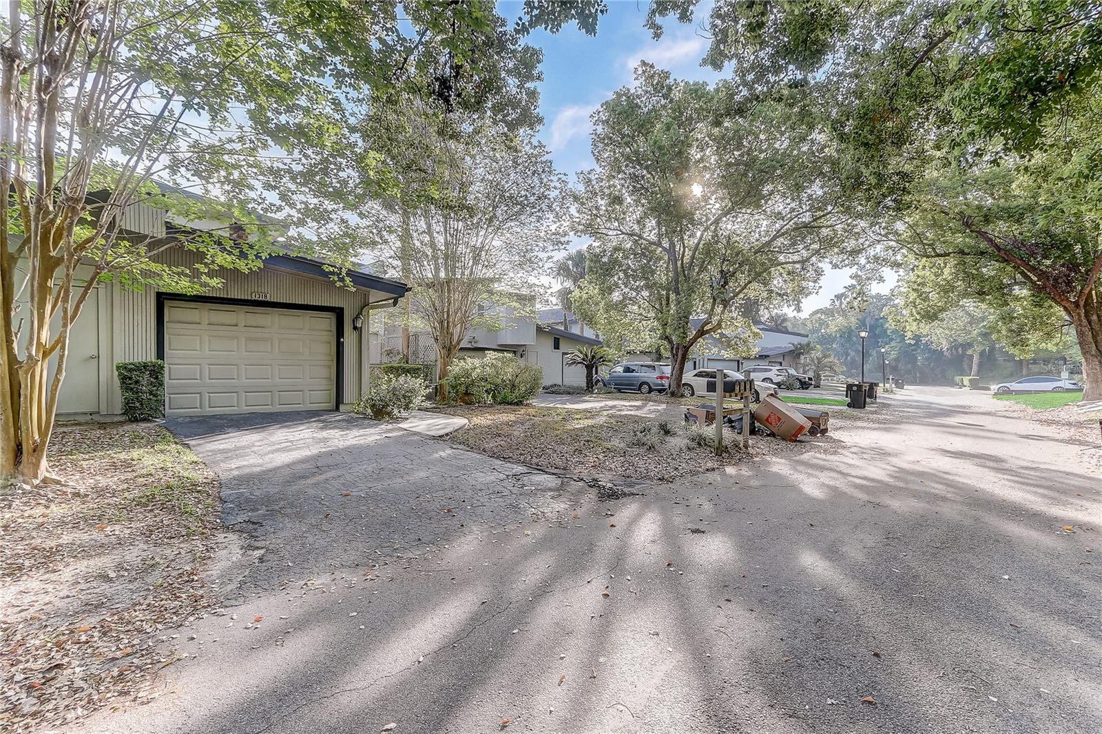 1318 CHEBON COURT Unit E-f