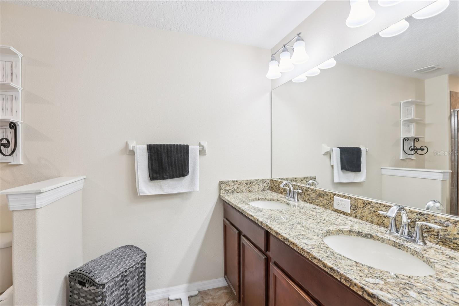 VERANDAH TWNHMS - Residential