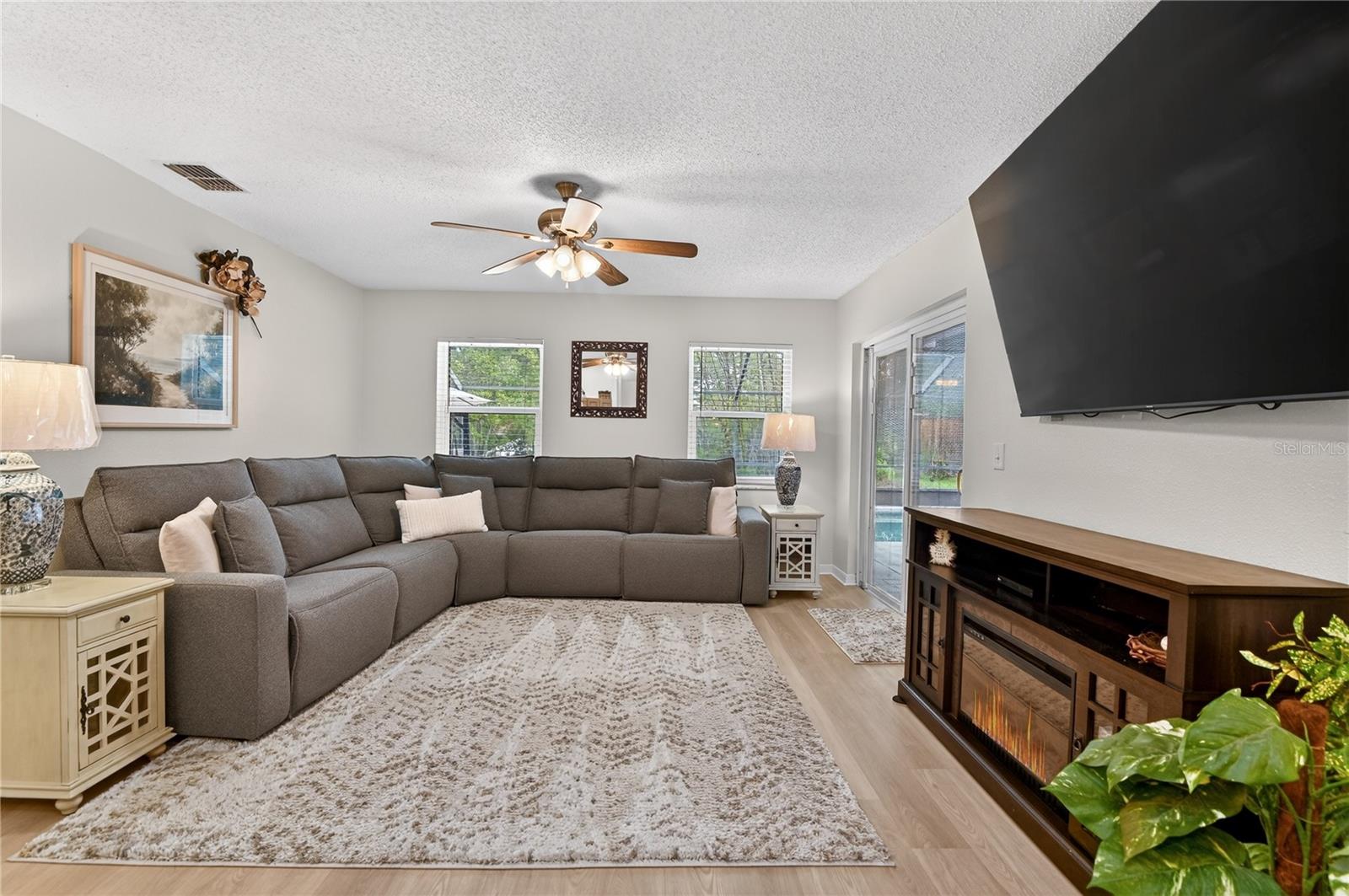 WALK IN WATER LAKE ESTATES PH 02 - Residential