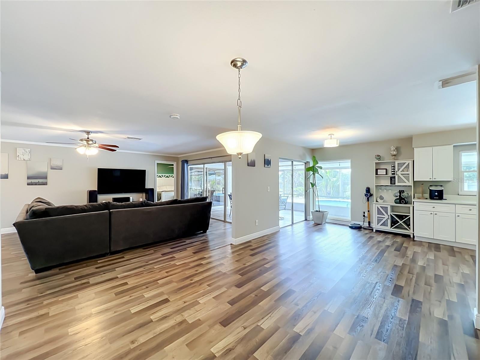 1523 CANTERBURY CIRCLE