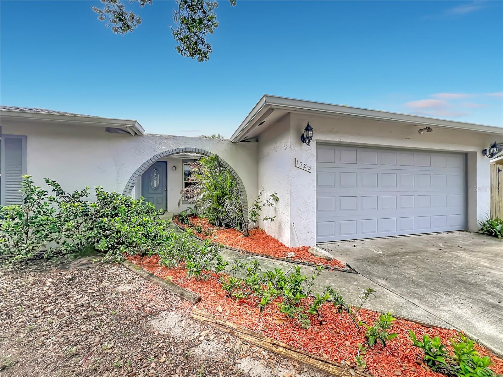 1523 CANTERBURY CIRCLE