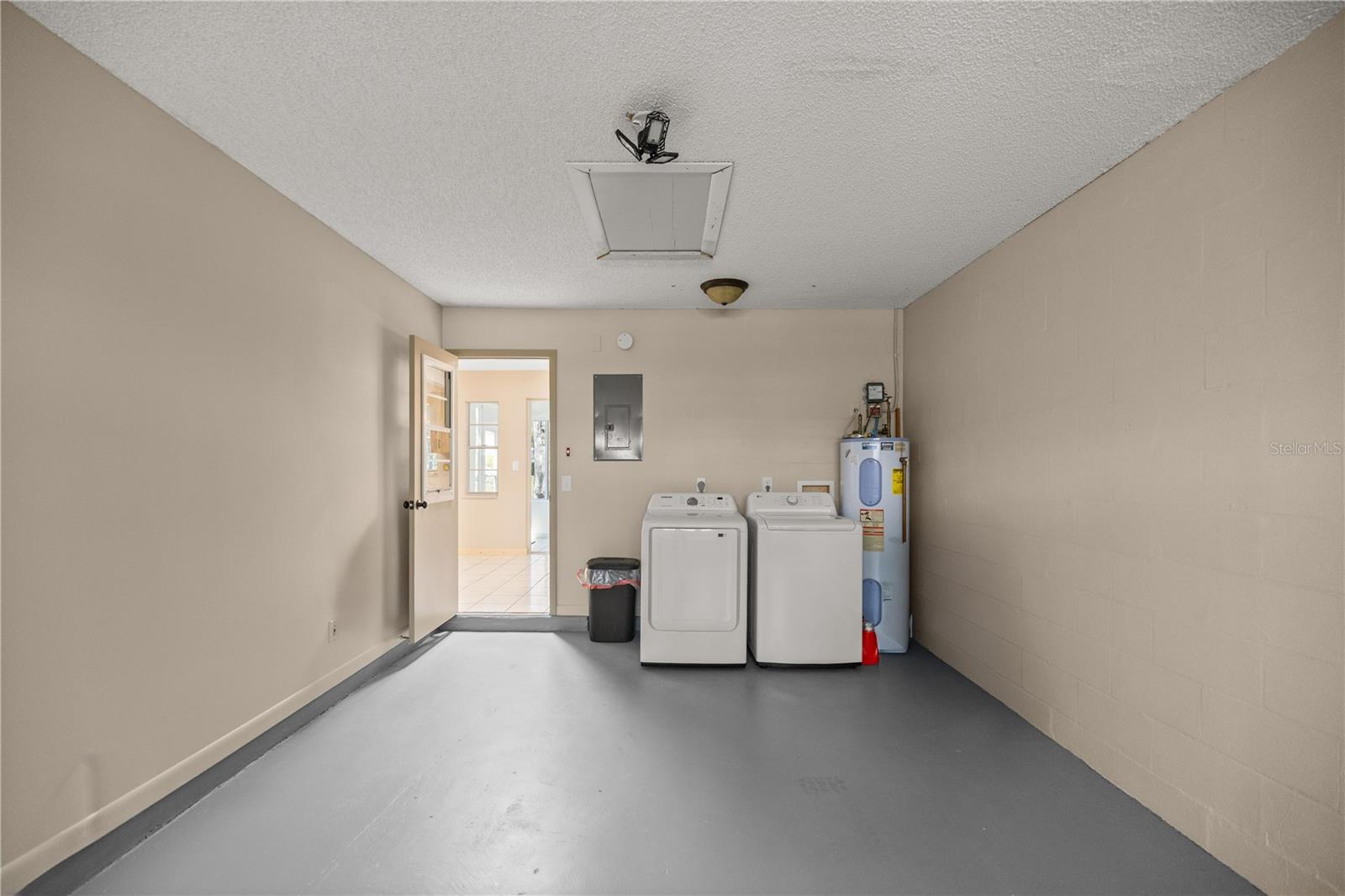 CIRCLE SQUARE WOODS - Residential