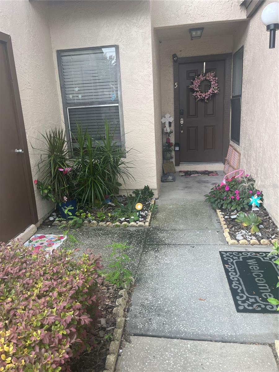 Move in ready Condo living in an amazing location! This property is a ground floor, 2 bedroom, 2 full bath villa with screen porch. The floor plan features a split plan bedroom arrangement, an open living room/dining room combo, and a separate kitchen with passthrough window and space for an eat-in dinette. Tile floors and recently painted. Additionally, an interior laundry closet is available for convenience. a 3-minute walk to beautiful tennis courts, community pools, a large clubhouse, and a fitness center. This location is conveniently located near the Orlando International Airport, downtown Orlando, and major highways. Restaurants and retail are close by as well. Come explore this opportunity today! Hurry this one wont last!
Address: 3102 S Semoran Blvd Orlando Fl
