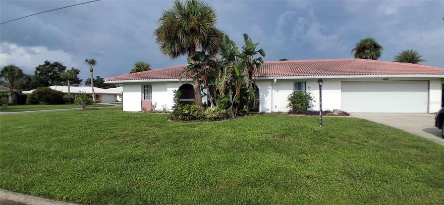 Freshly renovated home 3 bedrooms 3 bathrooms with a POOL and 2 car garage,  fenced in yard available for rent in Sorento East.  Close to Nokomis and Venice beach and many great local restaurants and shops. Can be rented seasonally in that case the owner will provide more furniture.
