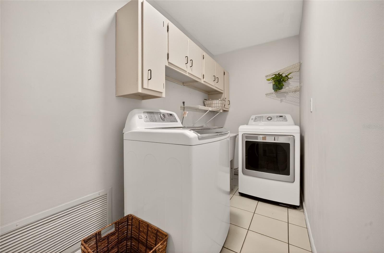 HOWELL ESTATES REP - Residential