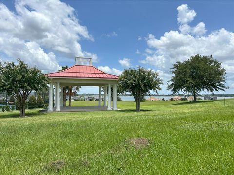 A home in AUBURNDALE