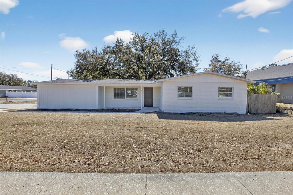 Photo of 311 NE 5th Street, Mulberry, FL 33860 (MLS # L4959357)
