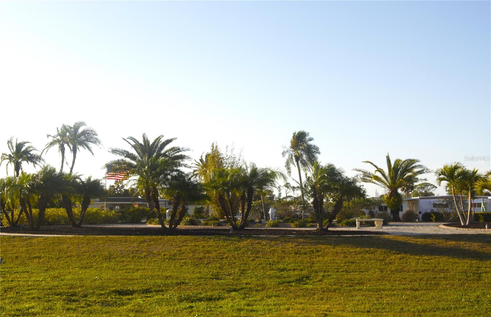 HOLIDAY PARK - Land
