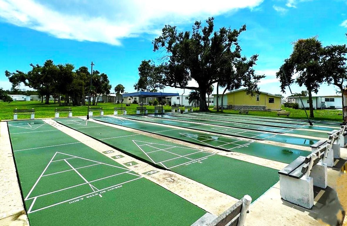 HOLIDAY PARK - Land
