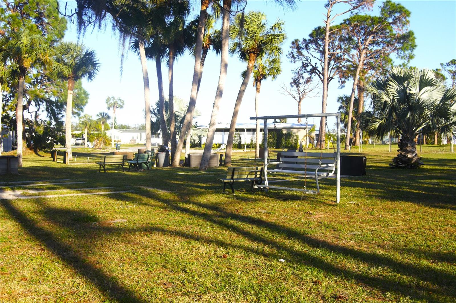 HOLIDAY PARK - Land