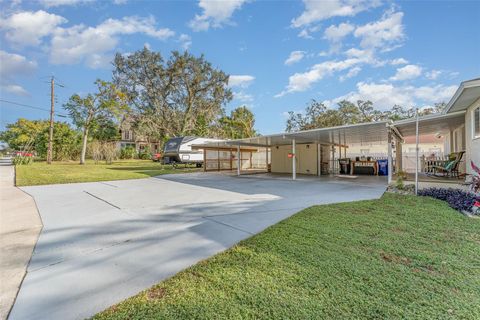 A home in LAKELAND