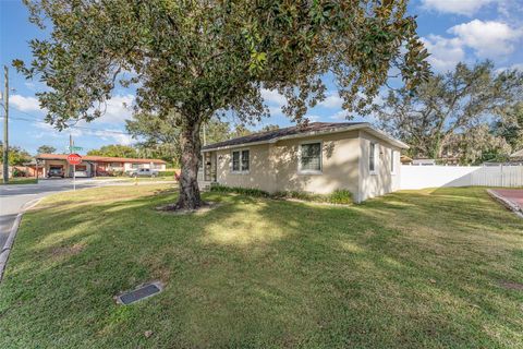 A home in LAKELAND