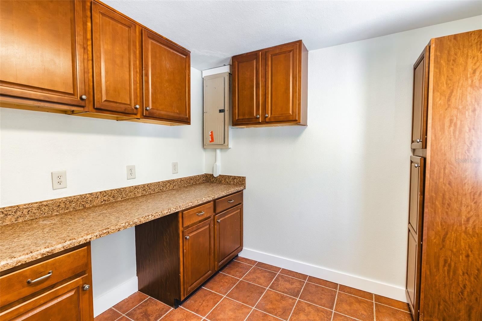 UNIVERSITY MANOR - Residential